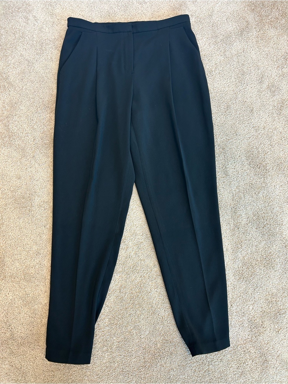 T Tahari Black tapered ankle length pants Sz 6 pockets